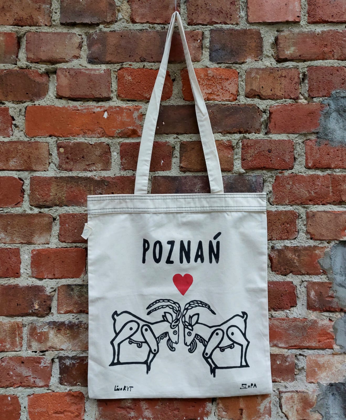 Torba z wizerunkiem trykających się koziołków i napisem Poznań