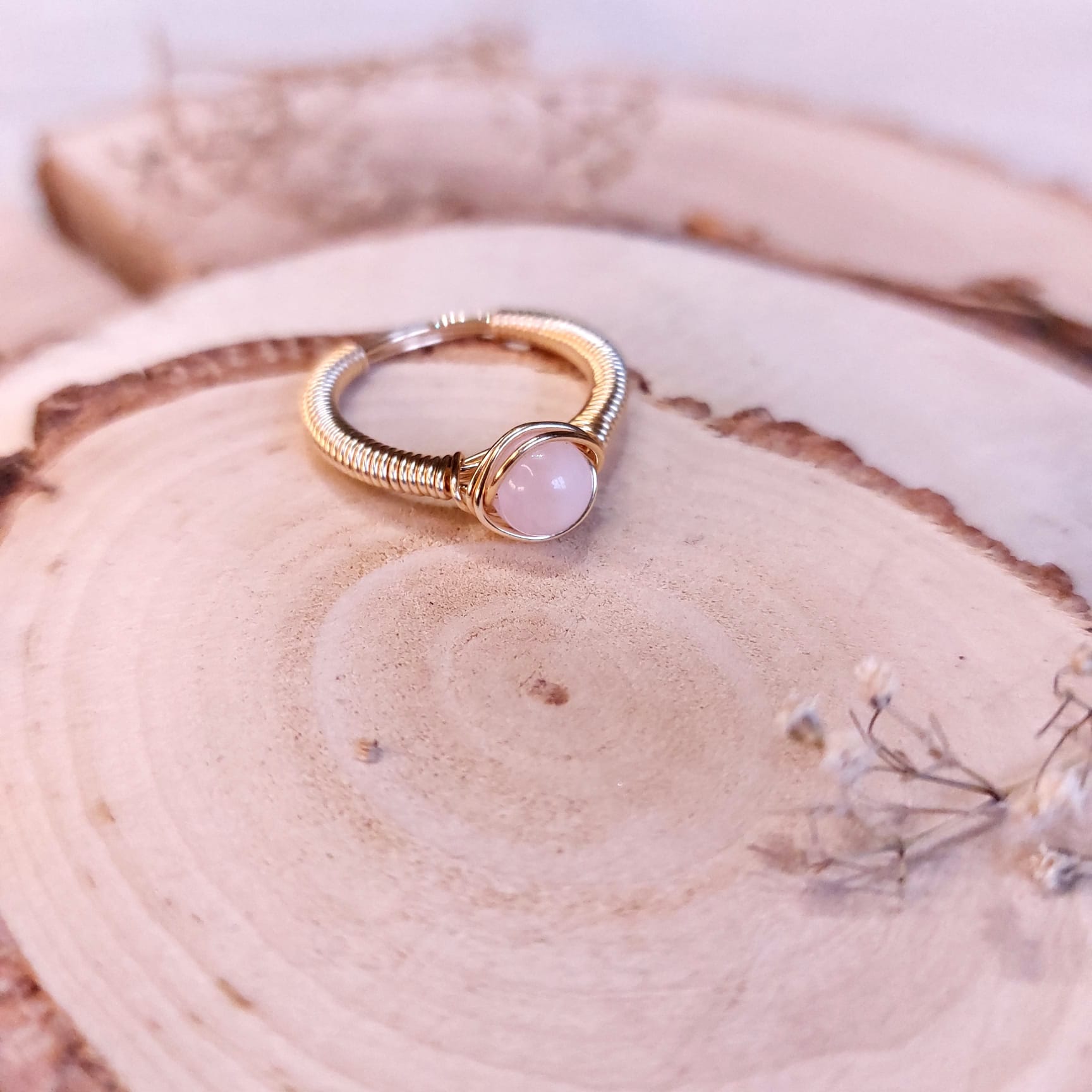 Na zdjęciu widać pierścionek z kamieniem - kwarc różowy