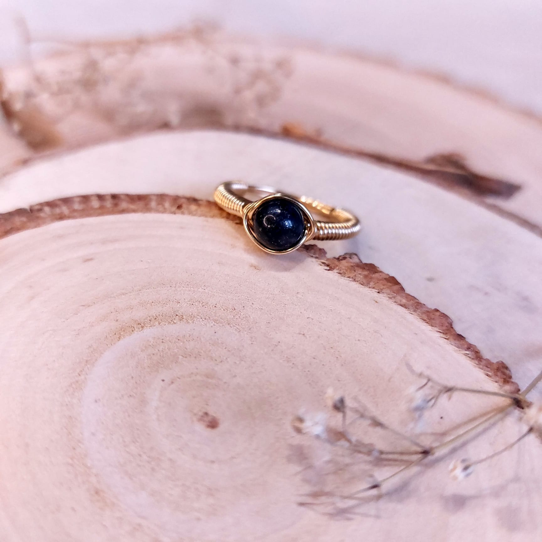 Na zdjęciu widać pierścionek z kamieniem - lapis lazuli