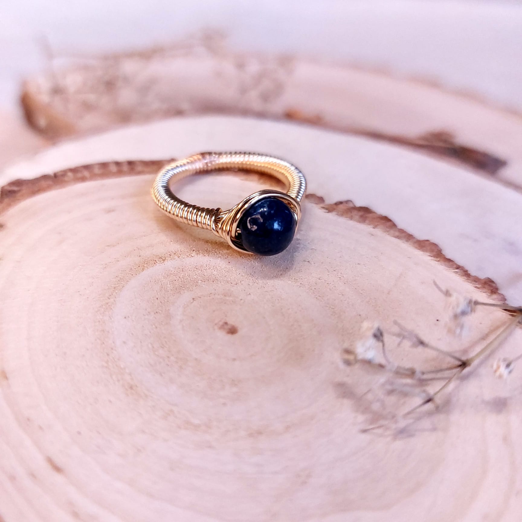 Na zdjęciu widać pierścionek z kamieniem - Lapis Lazuli.