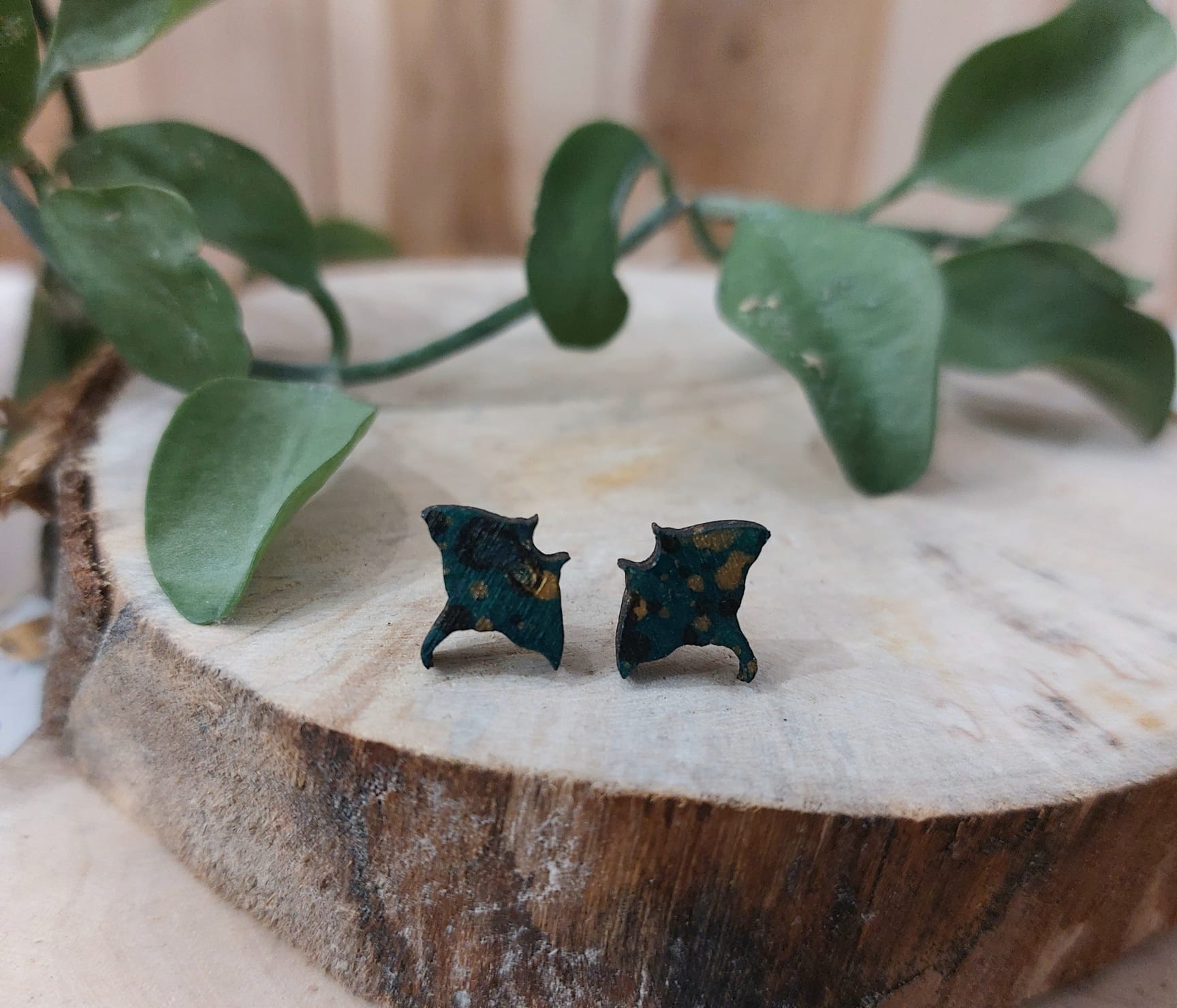 Na zdjęciu widać kolczyki z motywem płaszczki z zapięciami silikonowymi.