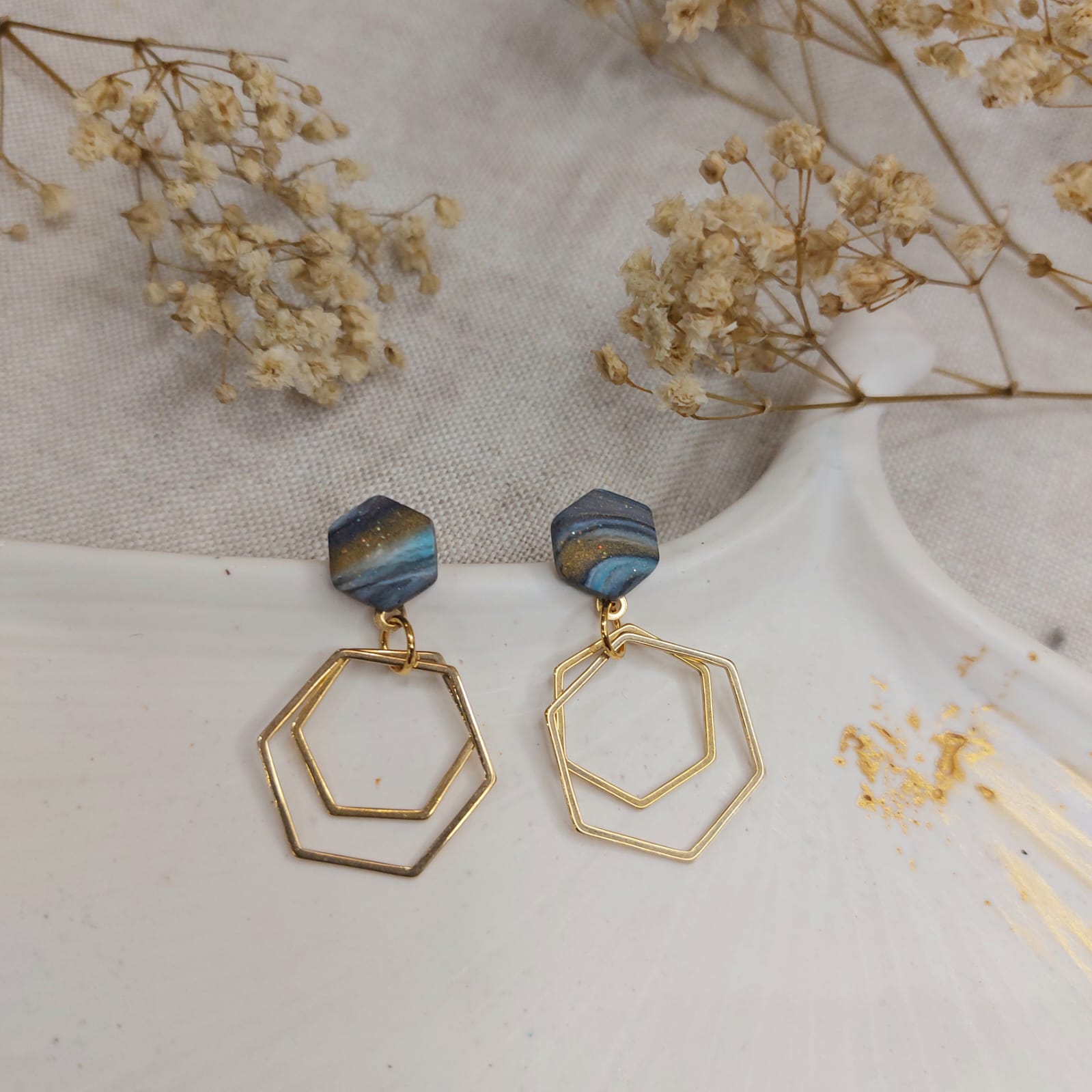 Na zdjęciu widać kolczyki wykonane z glinki polimerowej oraz stali chirurgicznej.