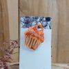 Pomarańczowa broszka w kształcie muffinki