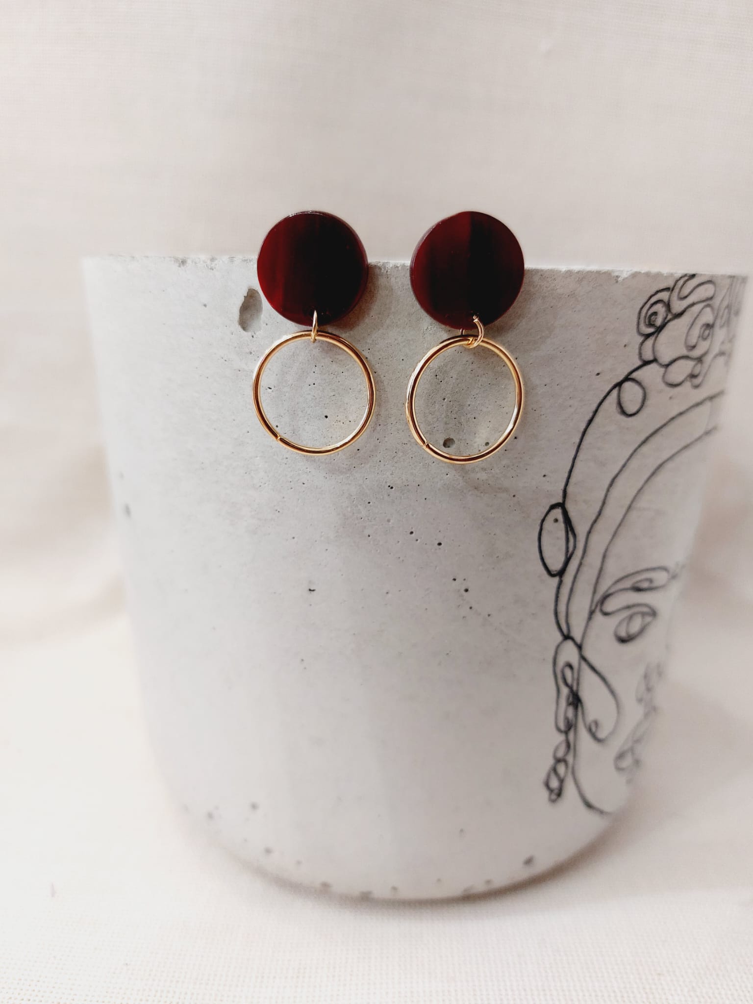 Na zdjęciu widać kolczyki ze stali chirurgicznej oraz żywicy epoksydowej.