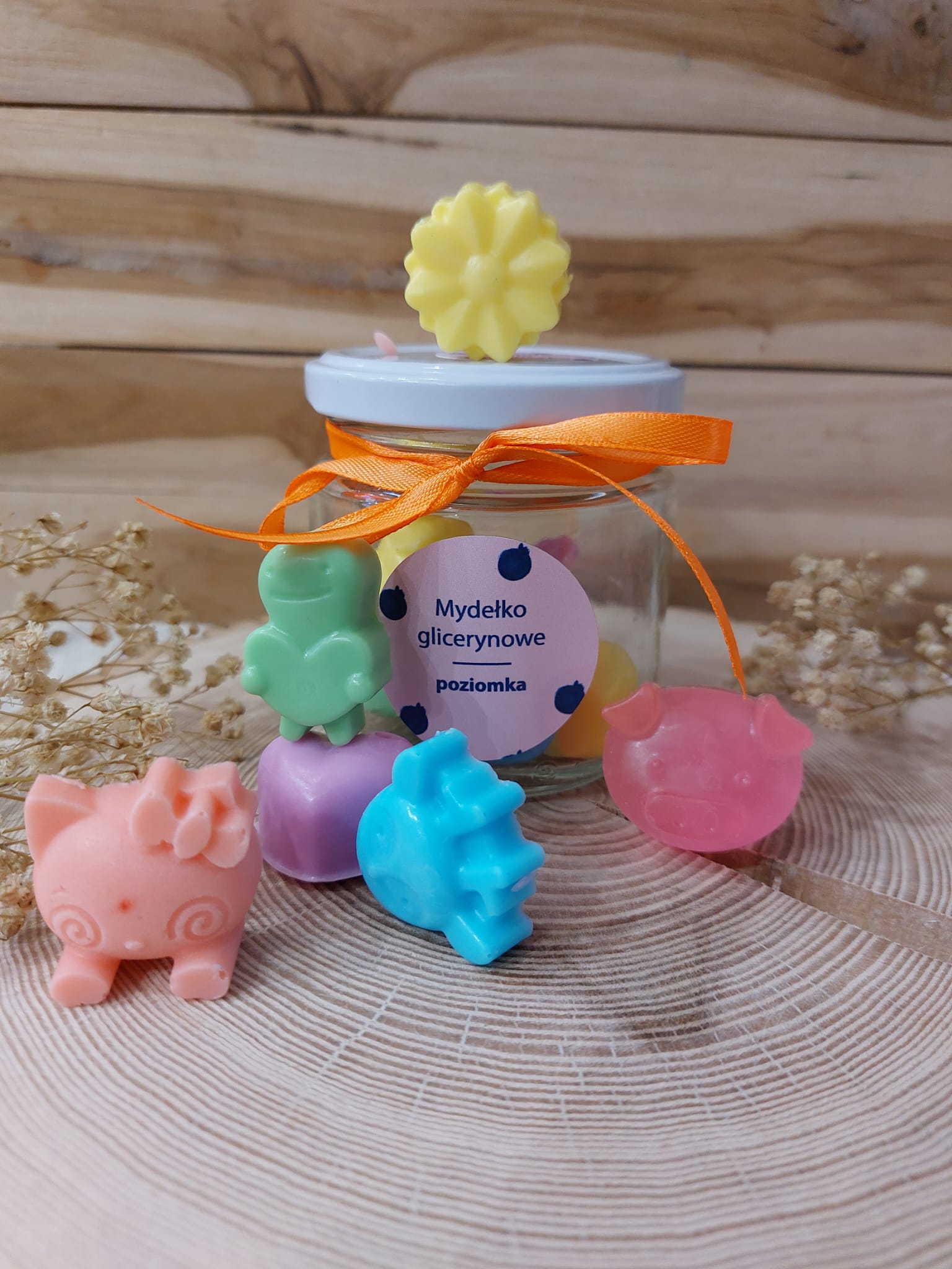 Słoiczek z mydełkami glicerynowymi o różnych kształtach i kolorach o zapachu poziomki