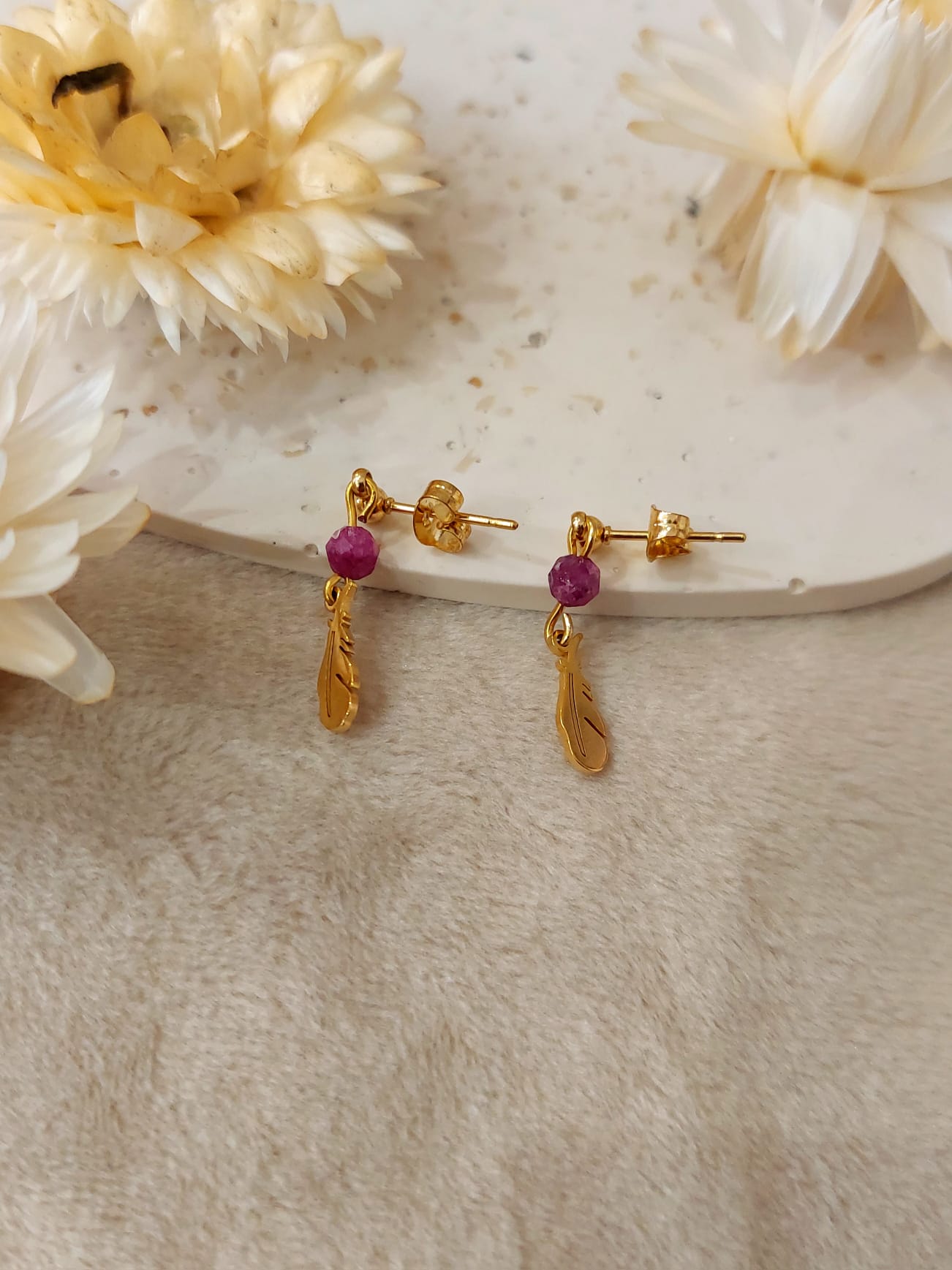 na zdjęciu widać kolczyki z kamieni naturalnych.