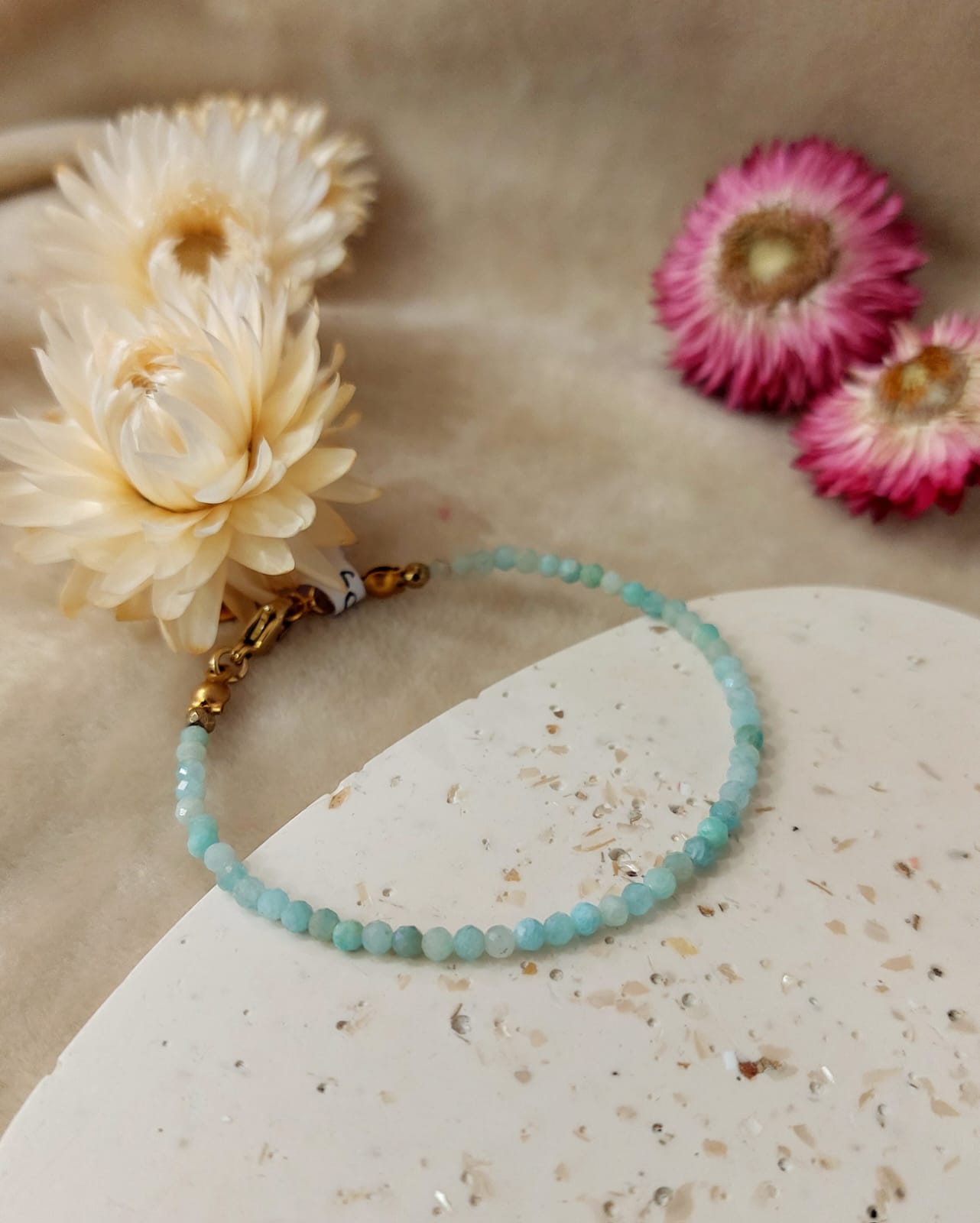 Na zdjęciu widać bransoletkę z kamieni naturalnych.