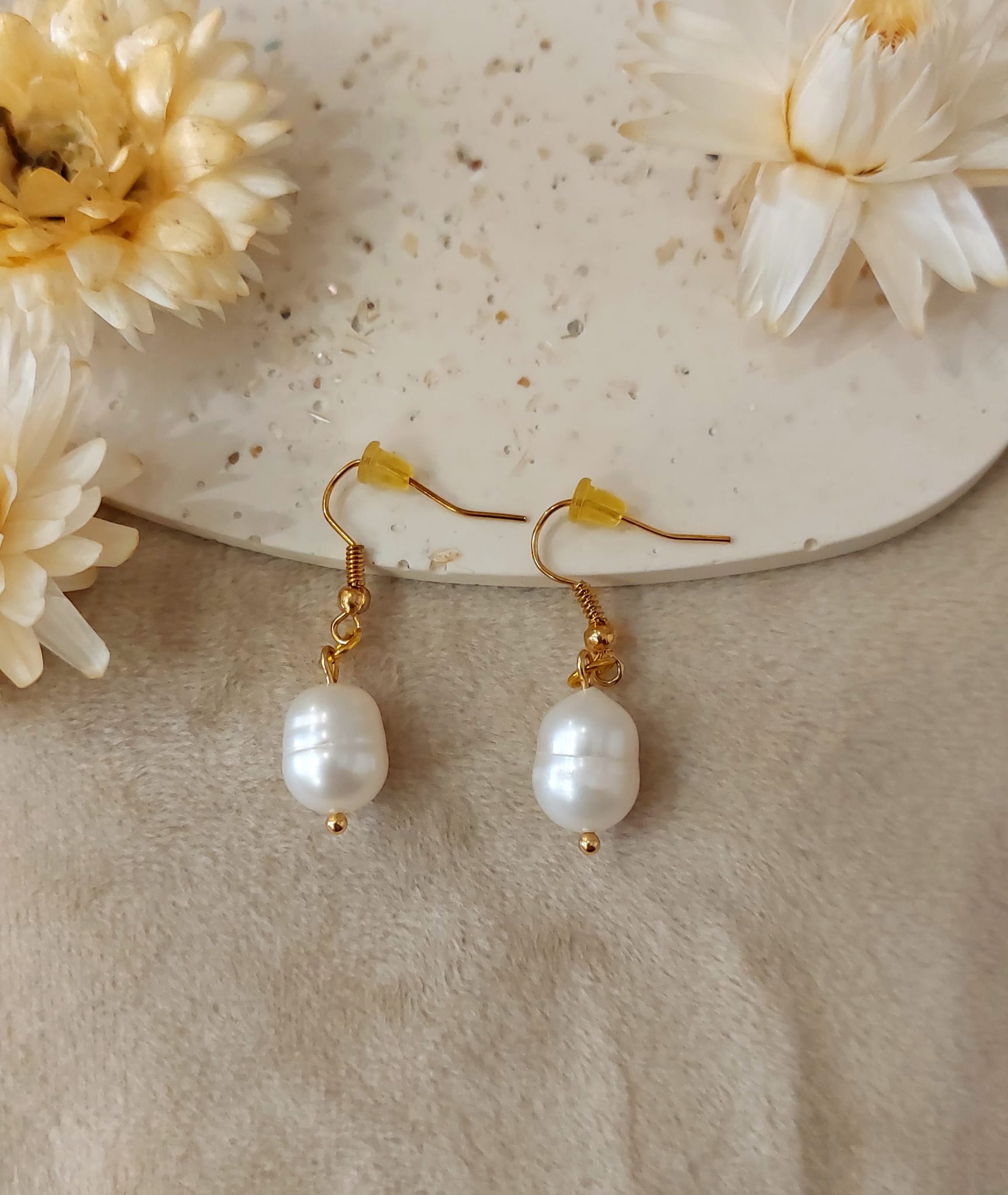 na zdjęciu widać kolczyki z kamieni naturalnych.