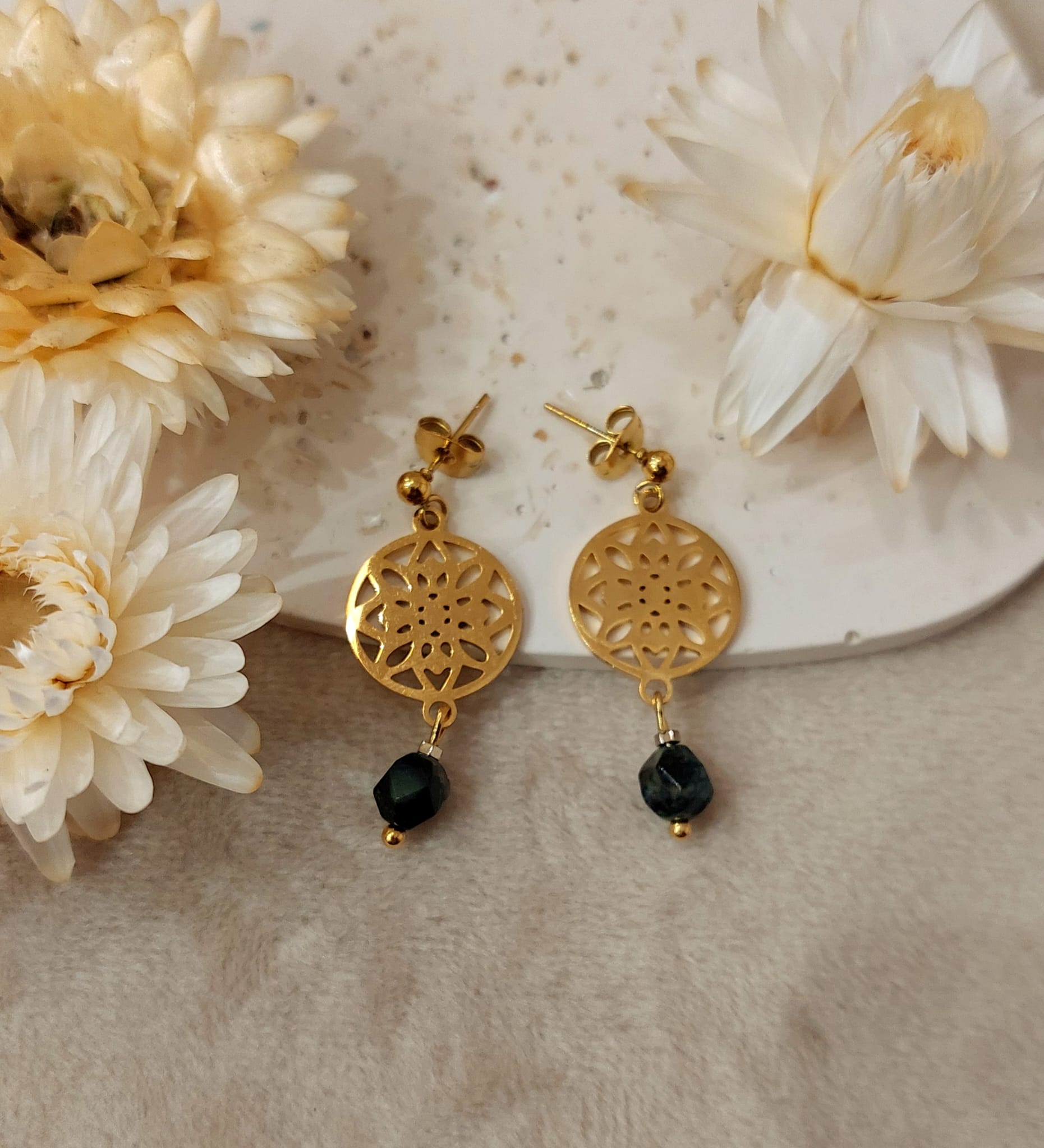 na zdjęciu widać kolczyki z kamieni naturalnych.