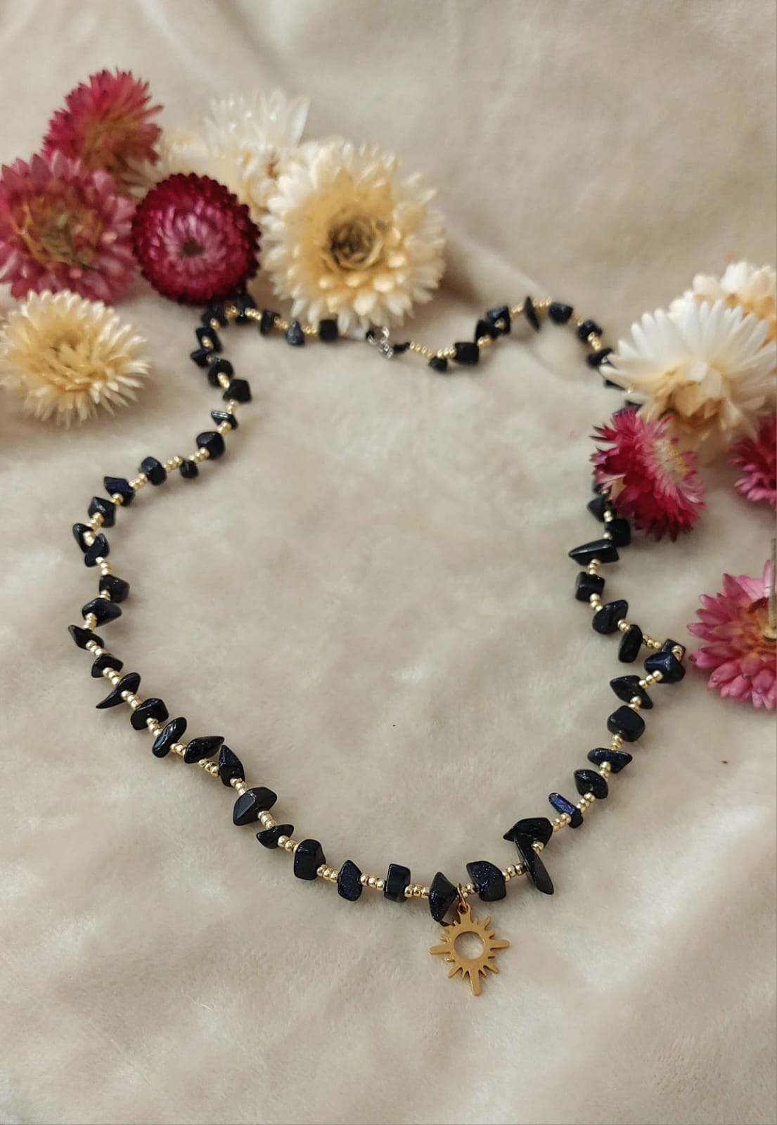 na zdjęciu widać naszyjnik z kamieni naturalnych.