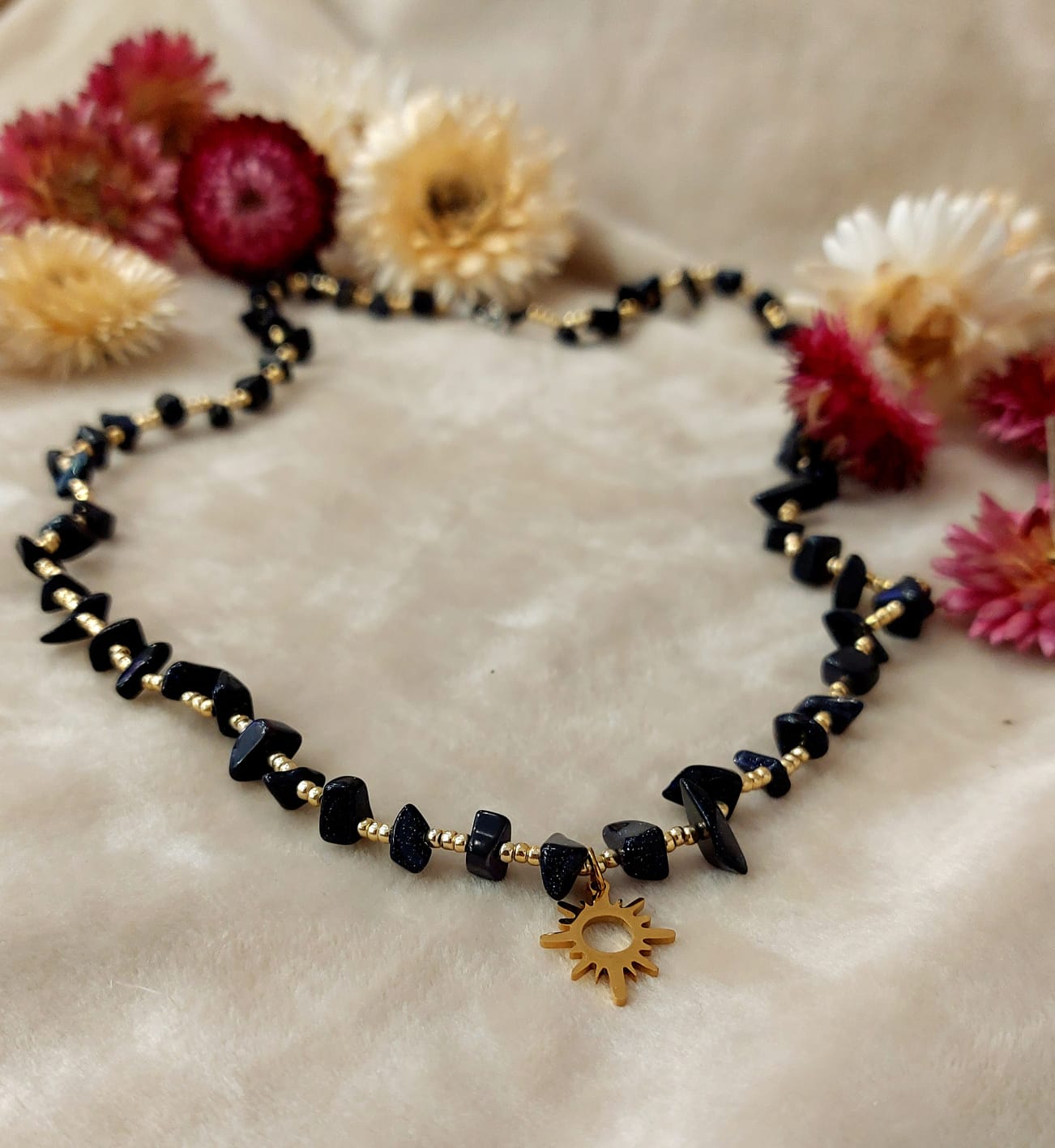 na zdjęciu widać naszyjnik z kamieni naturalnych.