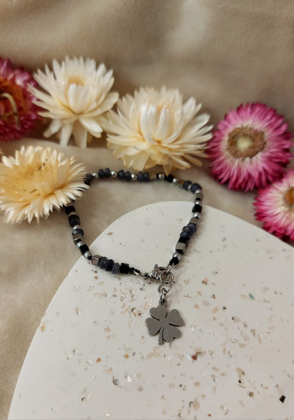 Na zdjęciu widać bransoletkę z kamieni naturalnych.