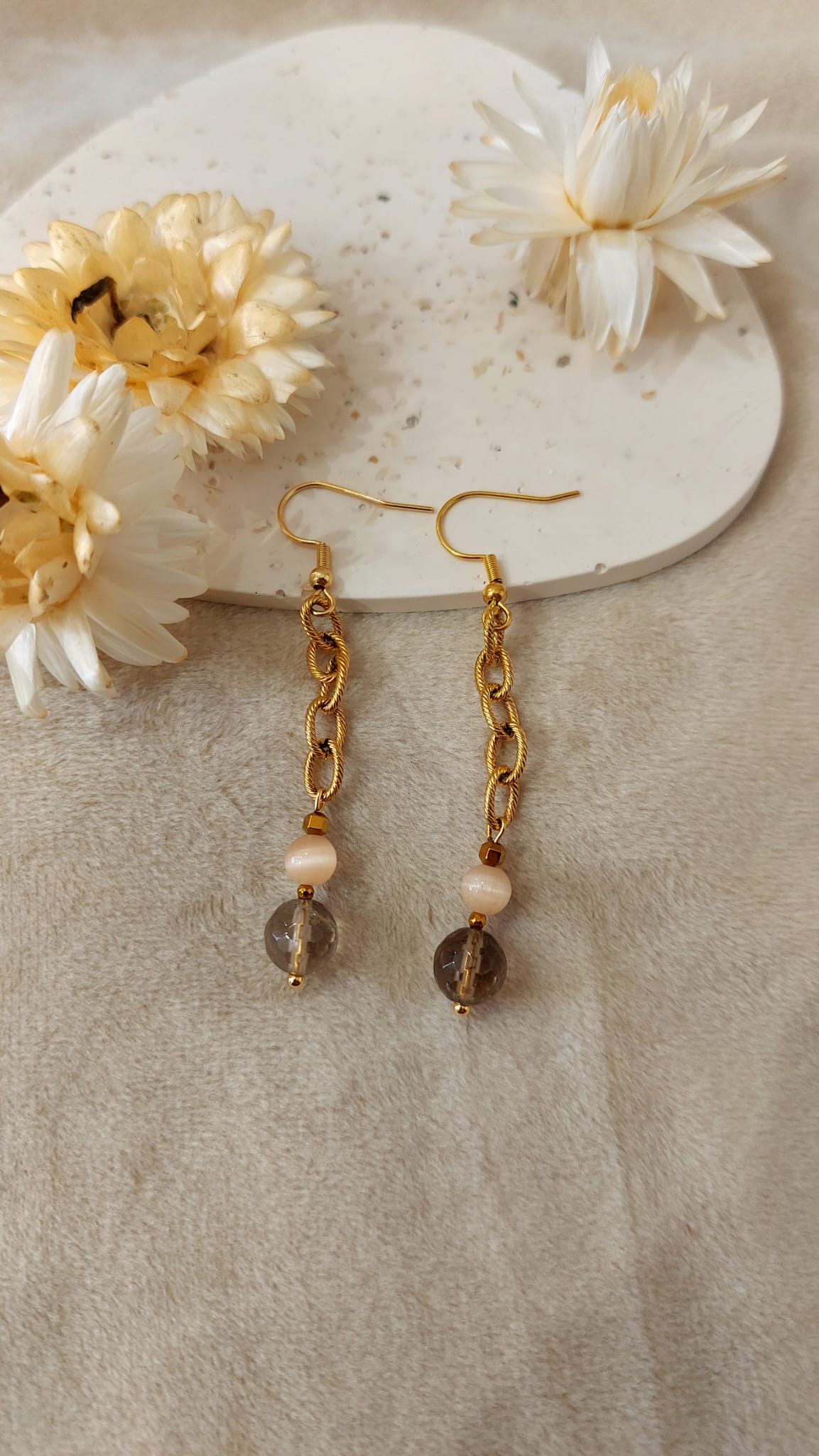 na zdjęciu widać kolczyki z kamieni naturalnych.