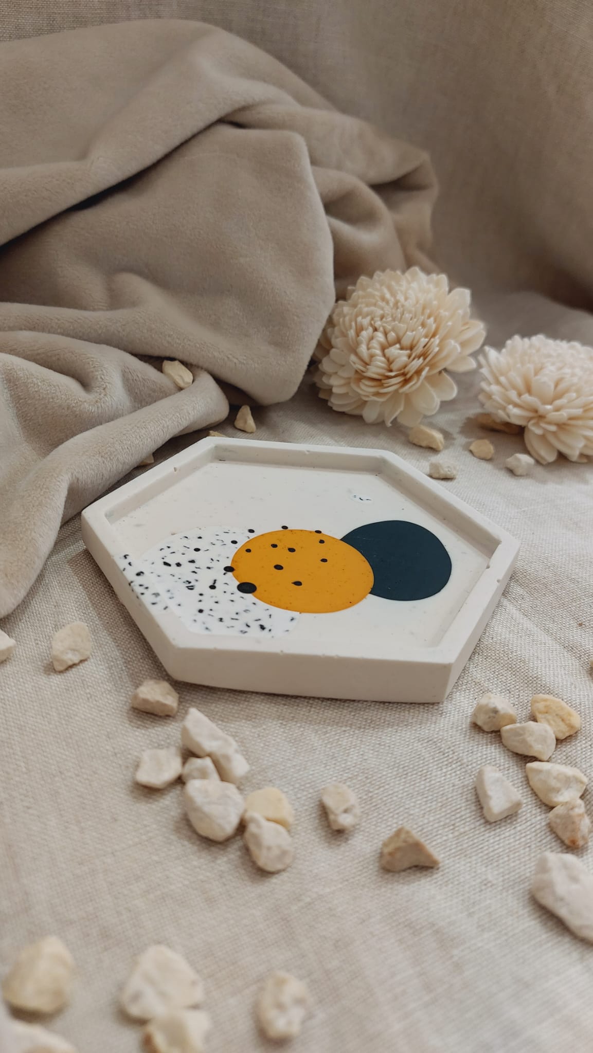 Na zdjęciu widać podstawkę wykonaną z gipsu.