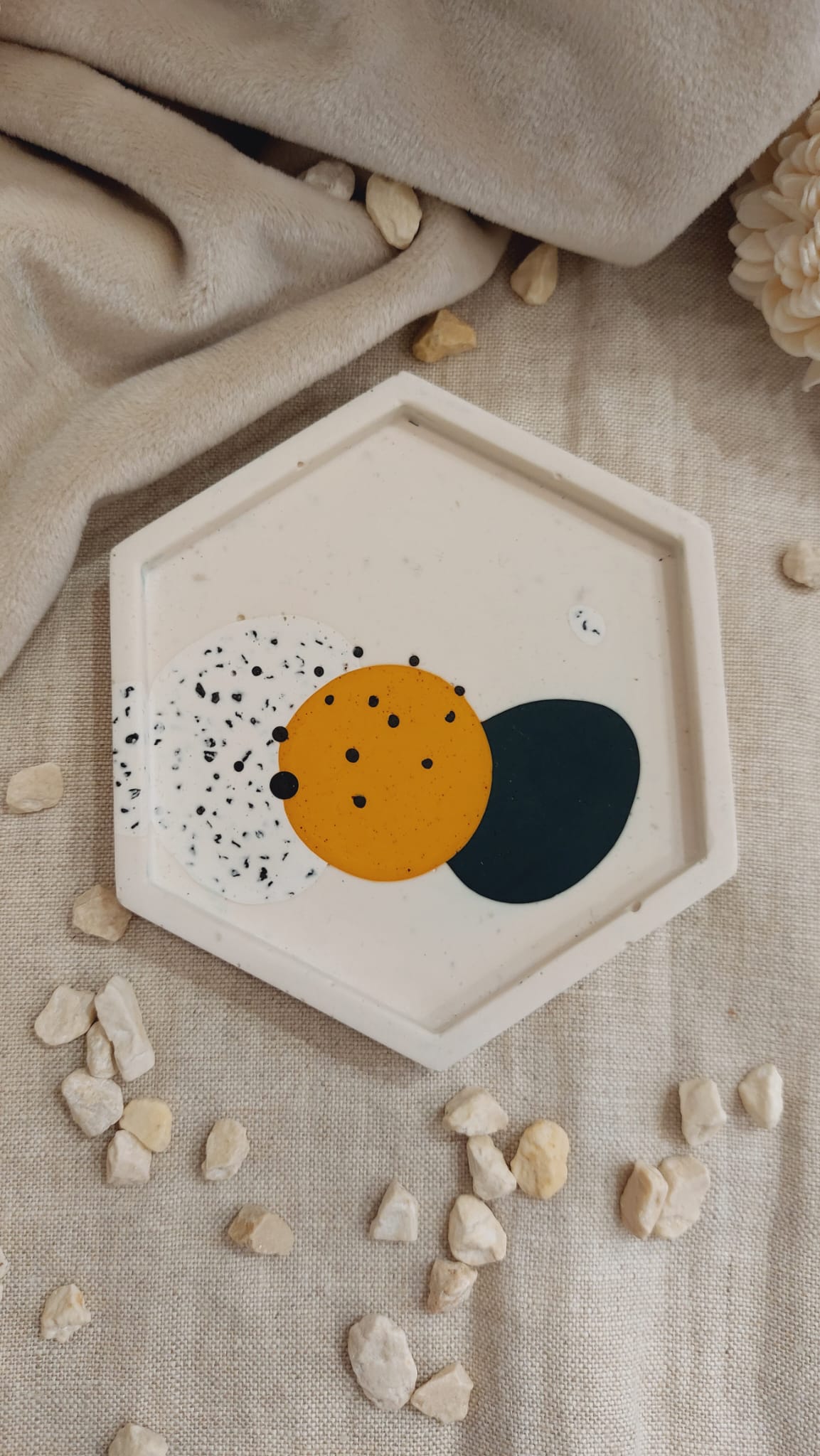 Na zdjęciu widać podstawkę wykonaną z gipsu.