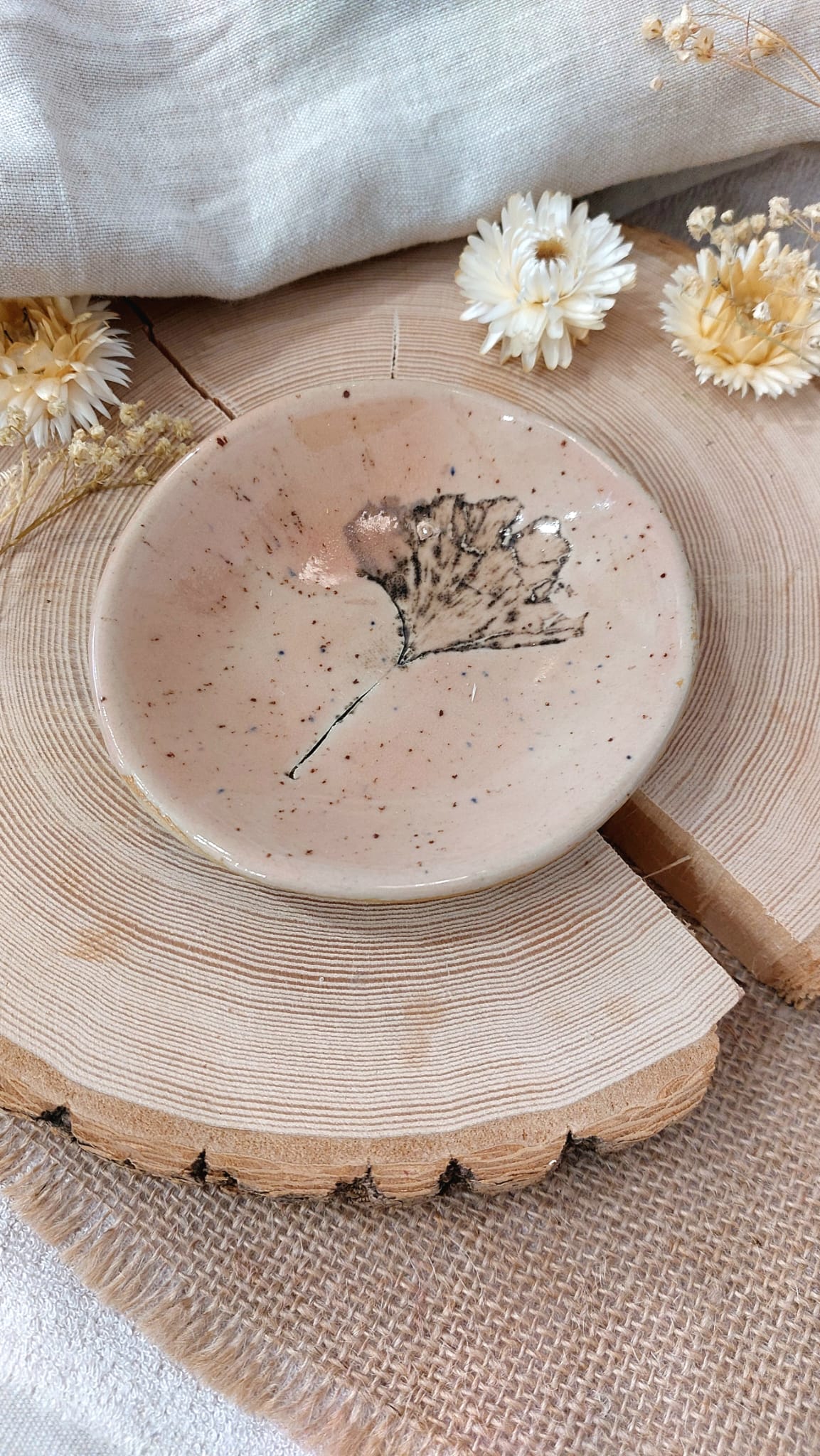 Ceramiczny liść o różowym kolorze