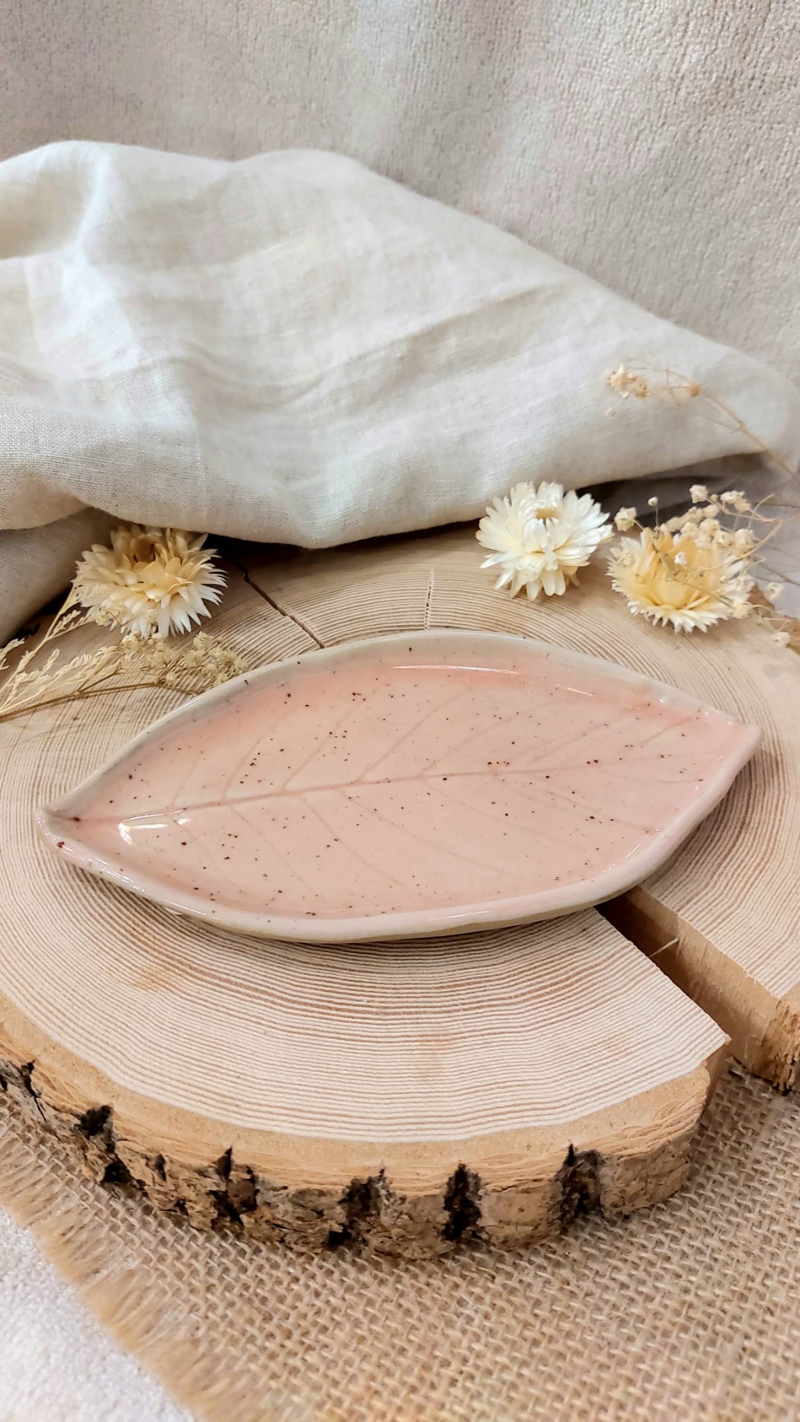 Różowy ceramiczny liść podstawka