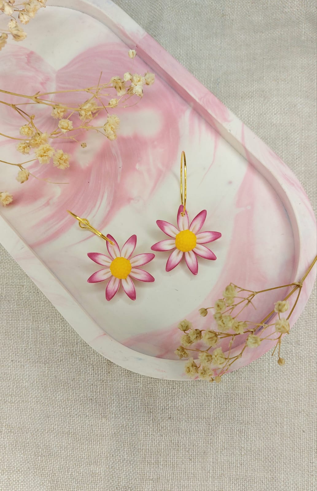 Kolczyki z glinki polimerowej w kształcie kwiatków o różowym kolorze