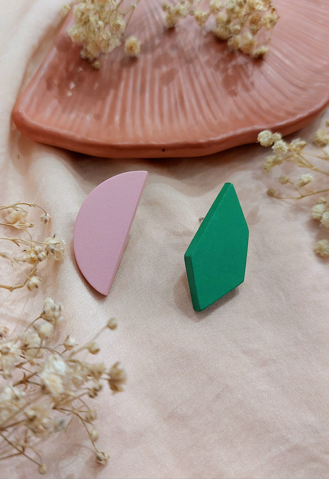 Drewniane kolczyki w kształcie figur geometrycznych w różnych kolorach